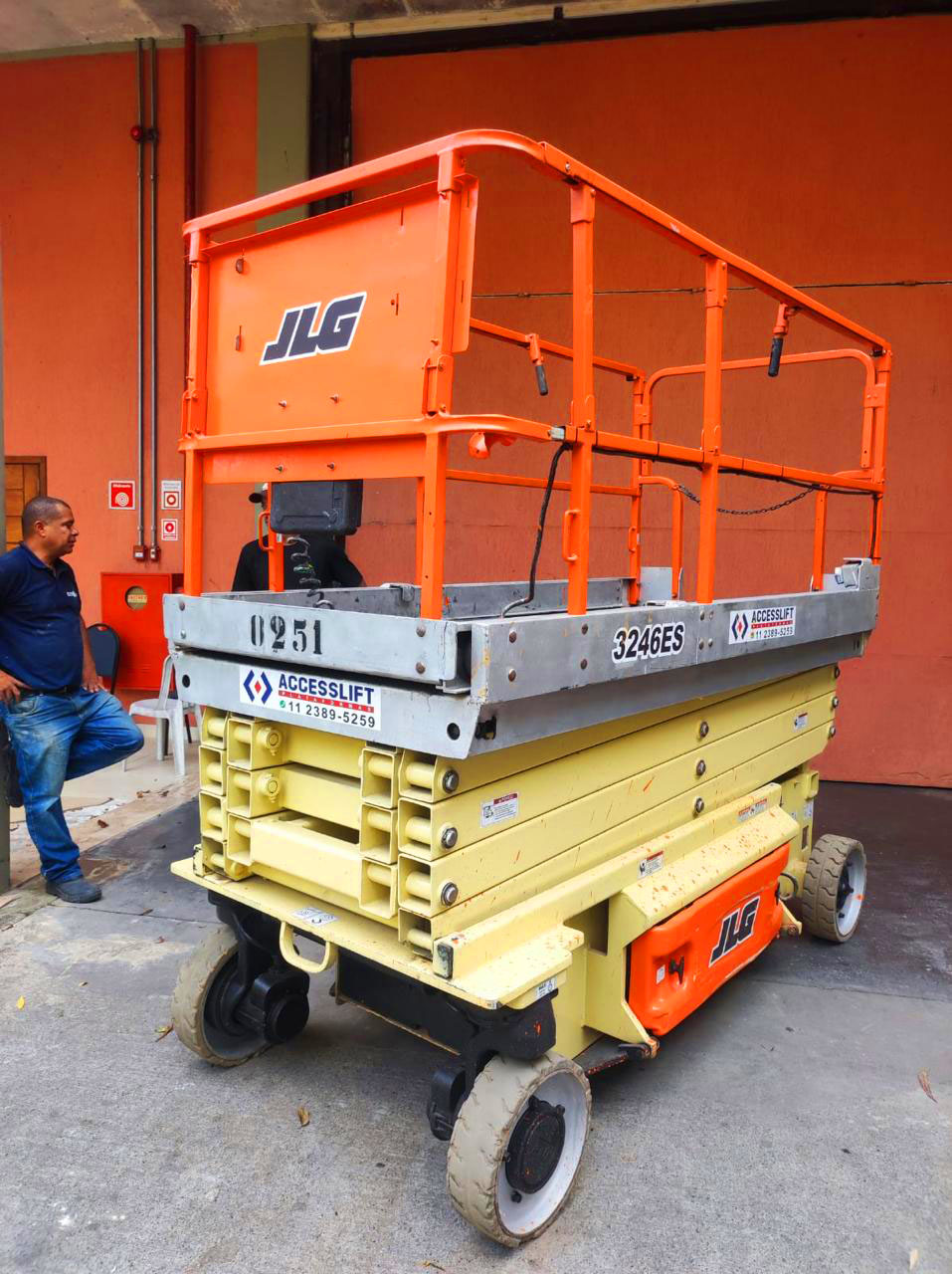 Detalhe da plataforma tesoura JLG ES3246 da frota