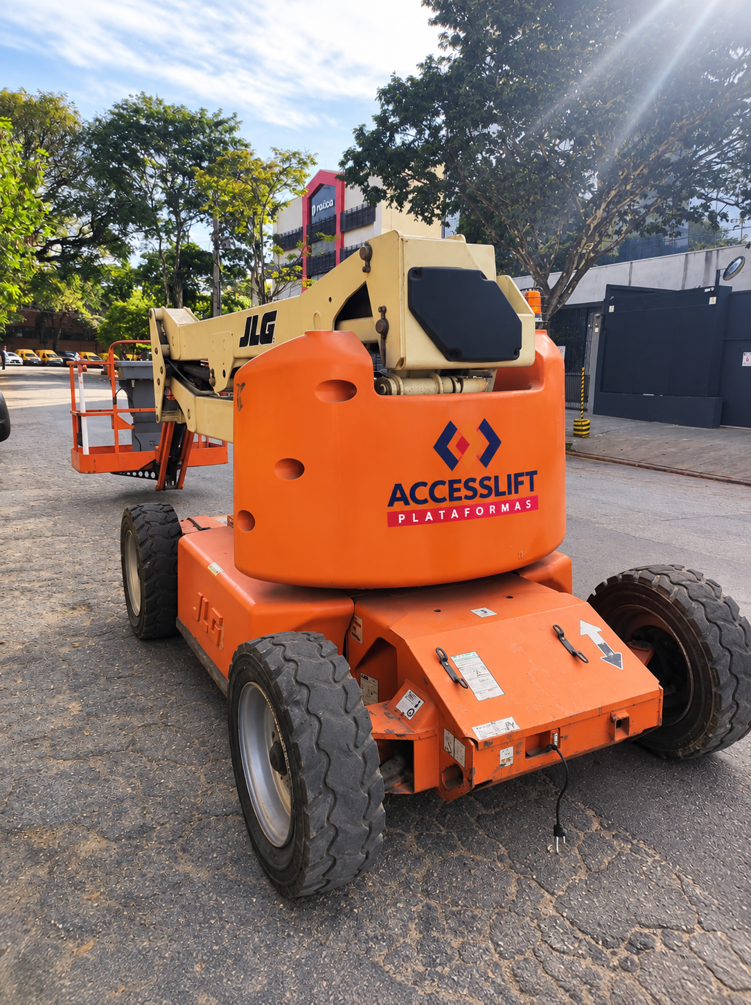 Vista traseira da JLG E450AJ da Accesslift
