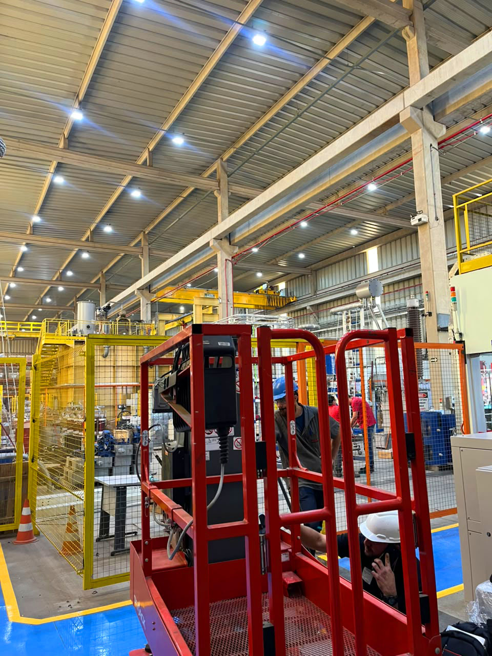 Treinamento de plataforma elevatória em ambiente industrial